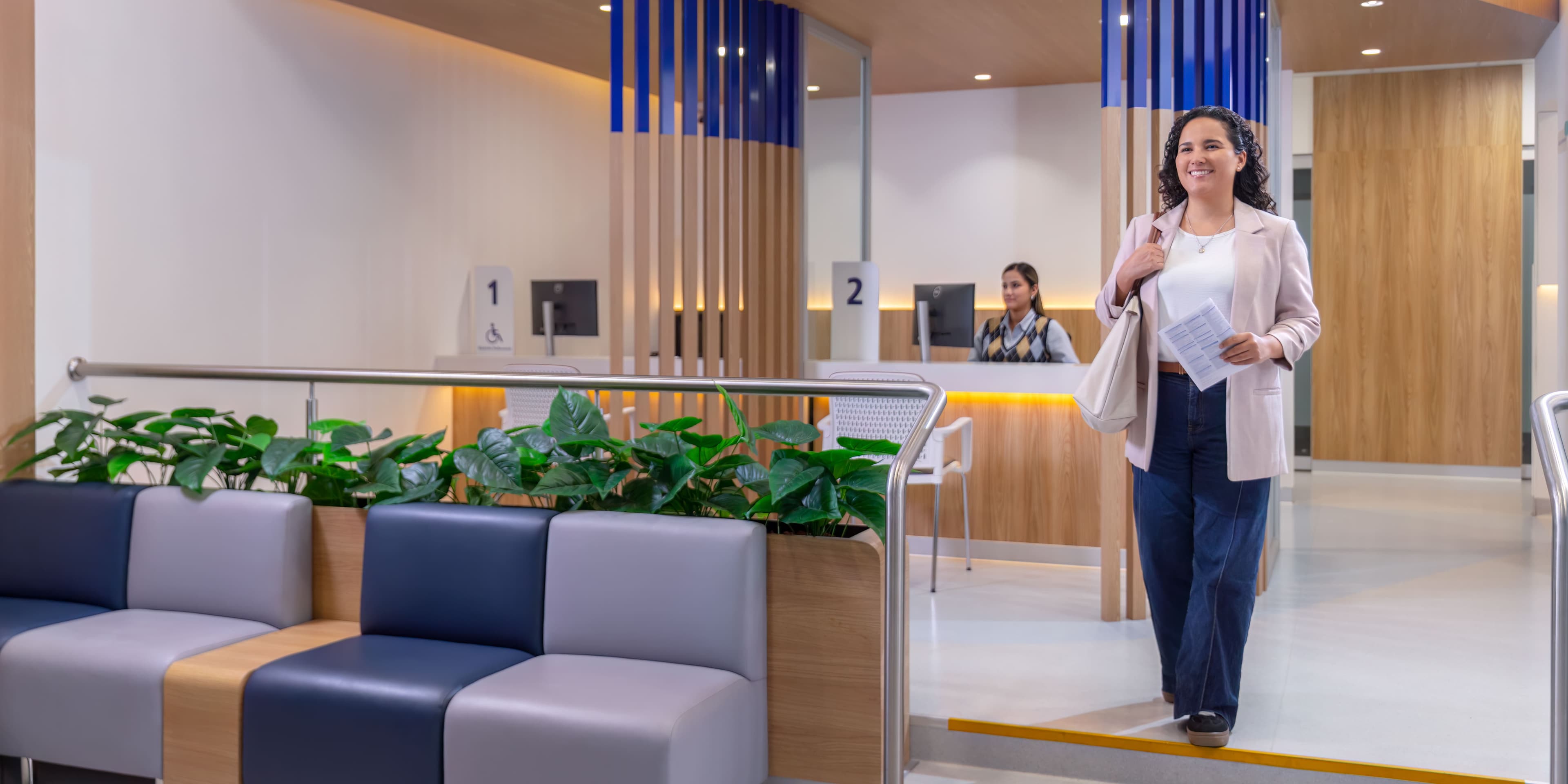 Persona saliendo de consulta