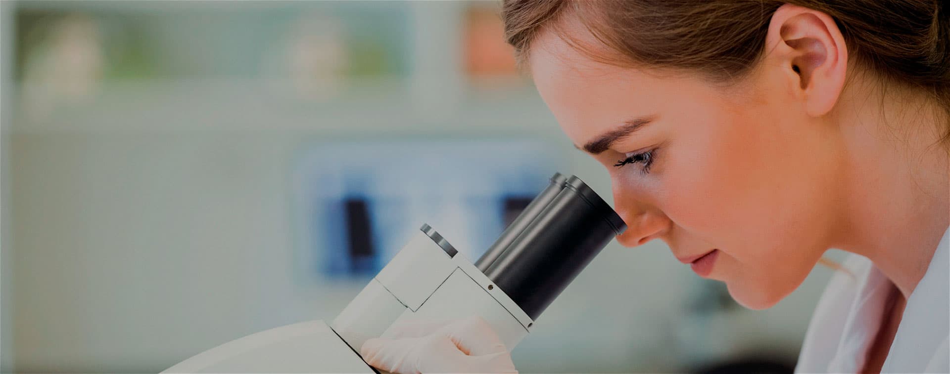 Persona sosteniendo manos en el pecho